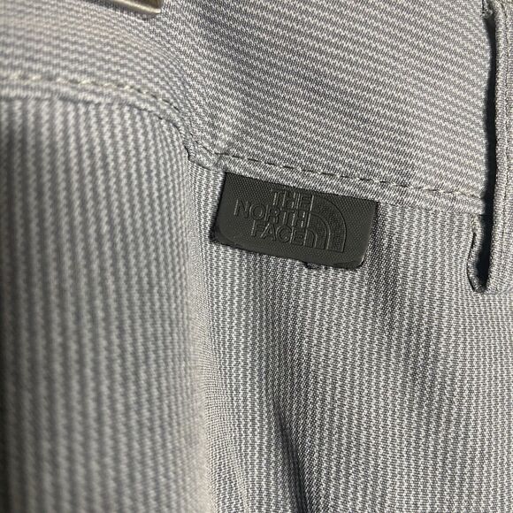 The North Face Men’s Shorts Size 40 Gray Pockets Zipper Logo Outdoors Preppy - Picture 2 of 10